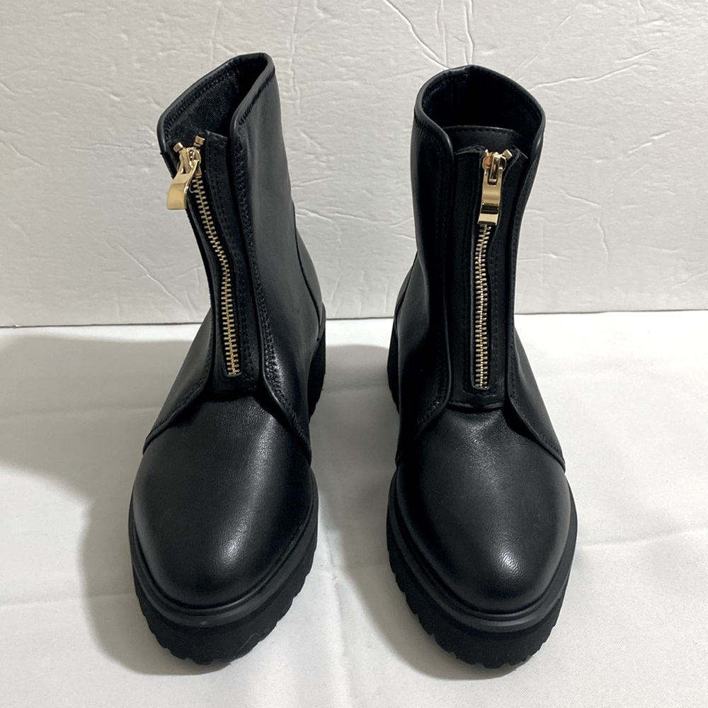 NWOB ALL BLACK Women's Black Leather Ankle Boots w Zippers Size 39